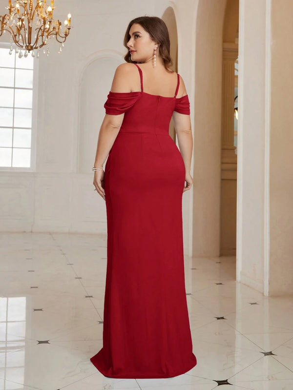Detalle del escote corazón y drapeado de un vestido de gala color rojo.