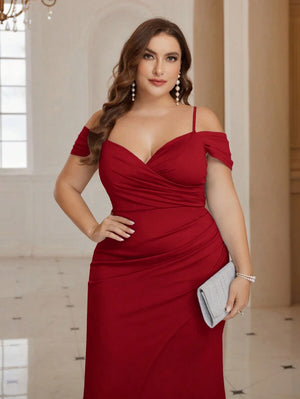 Silueta completa de mujer luciendo un vestido rojo formal con tirantes finos y hombros caídos.