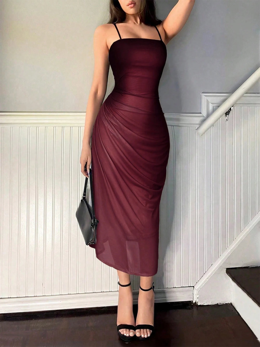 Vestido Largo Burdeos ajustado con tirantes finos, vista frontal.
