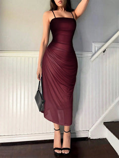 Vestido Largo Burdeos ajustado con tirantes finos, vista frontal.
