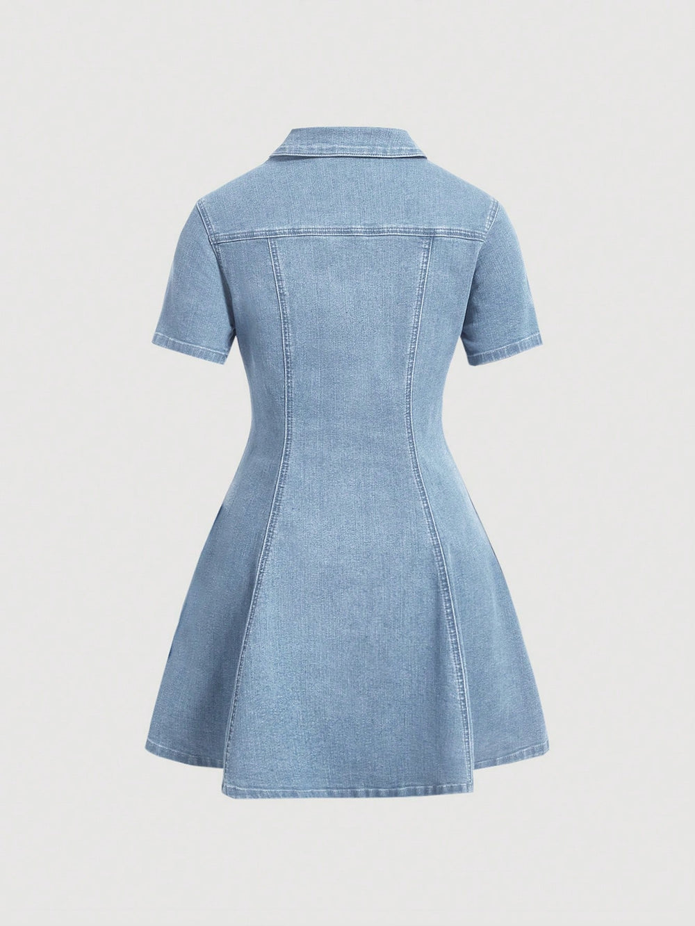 Imagen 1: Vista frontal completa del Vestido De Mezclilla Corto con corte campana.