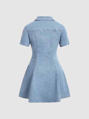 Imagen 2: Vista de la espalda estructurada del Vestido De Mezclilla Corto.