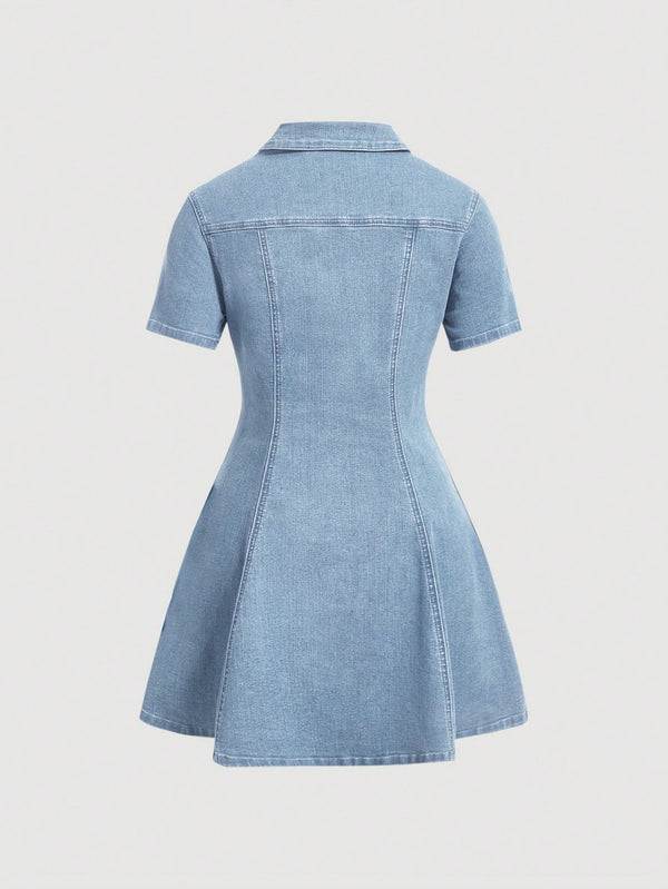Imagen 2: Vista de la espalda estructurada del Vestido De Mezclilla Corto.