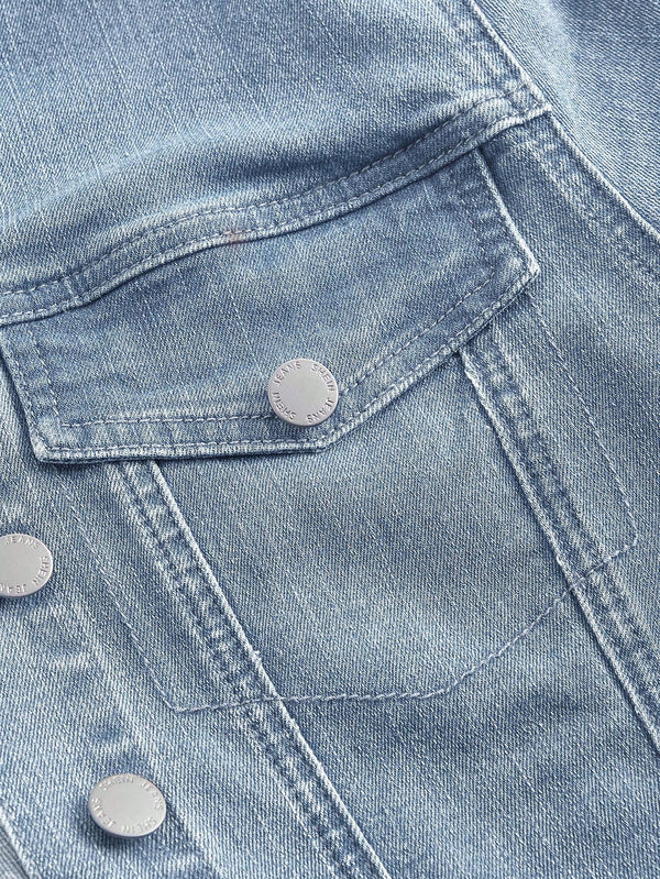 Imagen 3: Detalle de los botones y bolsillos del Vestido De Mezclilla Corto.