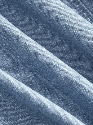 Imagen 4: Acercamiento a la textura de la tela del Vestido De Mezclilla Corto.