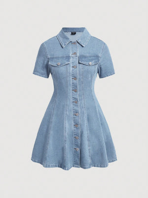 Imagen 1: Vista frontal completa del Vestido De Mezclilla Corto con corte campana.