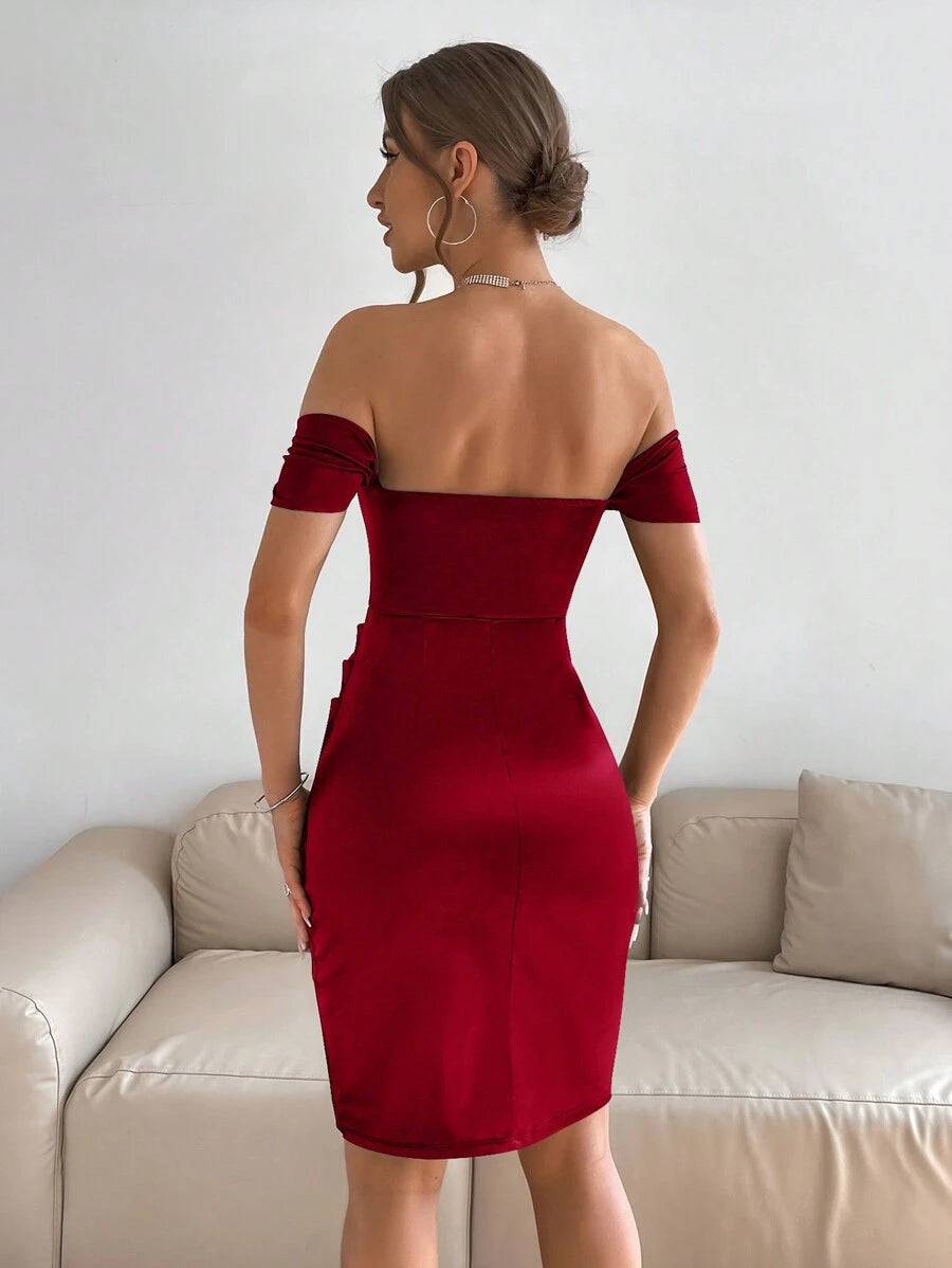 Imagen frontal del vestido corto rojo elegante de satén con hombros descubiertos.