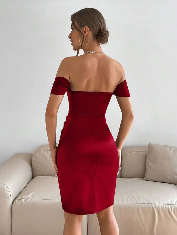 Imagen trasera del vestido corto rojo elegante de satén con hombros descubiertos.
