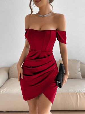 Detalle lateral del vestido corto rojo elegante de satén con hombros descubiertos.
