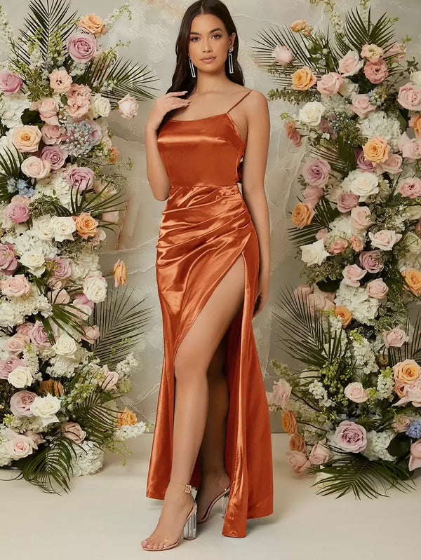 Imagen sentada mostrando la caída y brillo del vestido óxido marrón maxi