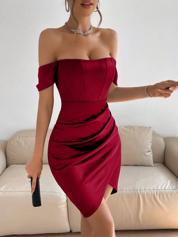 Vista completa del vestido corto rojo elegante de satén con hombros descubiertos.