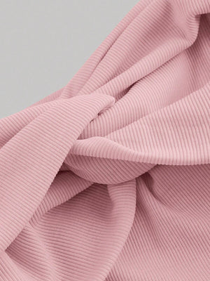 Detalle de canalé en top crop rosa – acercamiento