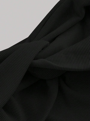 Detalle de tela canalé de la blusa negra crop