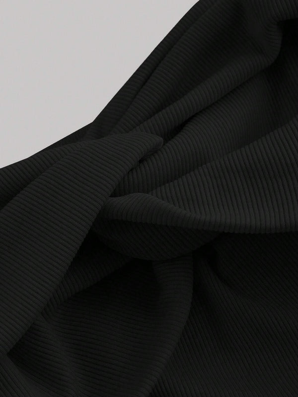 Detalle de tela canalé de la blusa negra crop