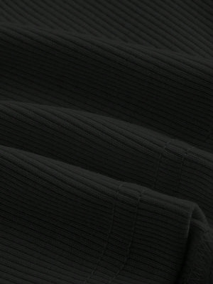 Textura en primer plano de la blusa negra crop