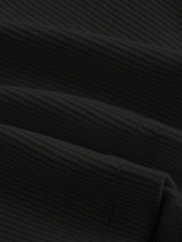 Textura en primer plano de la blusa negra crop