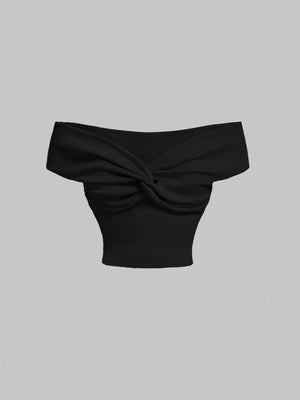 Blusa negra crop con hombros descubiertos vista frontal