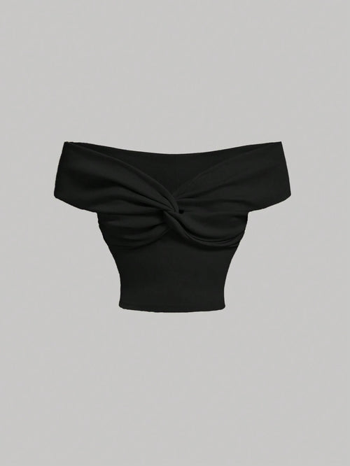 Blusa negra crop con hombros descubiertos vista frontal