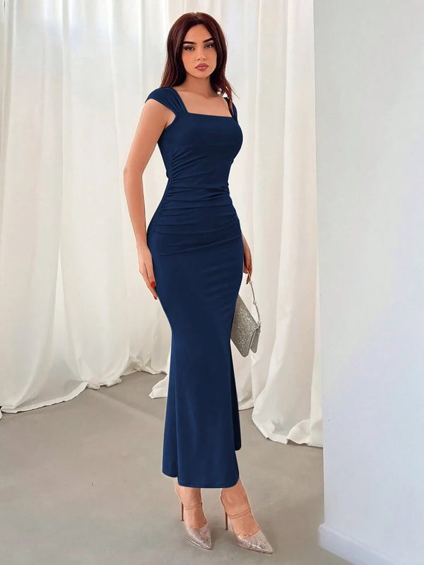 Detalle de la silueta de un vestido elegante color azul profundo, mostrando el ajuste en las caderas.