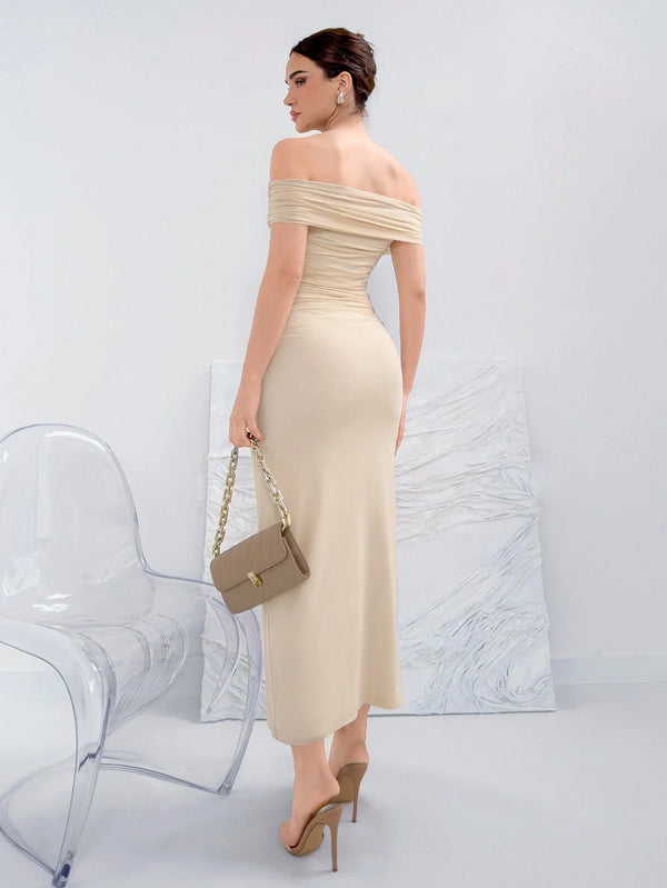 Vestido beige ajustado largo en vista trasera.