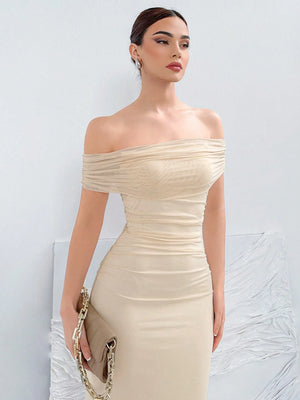 Detalle del fruncido y escote del vestido beige.