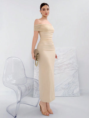 Vestido beige formal largo con estilo minimalista.