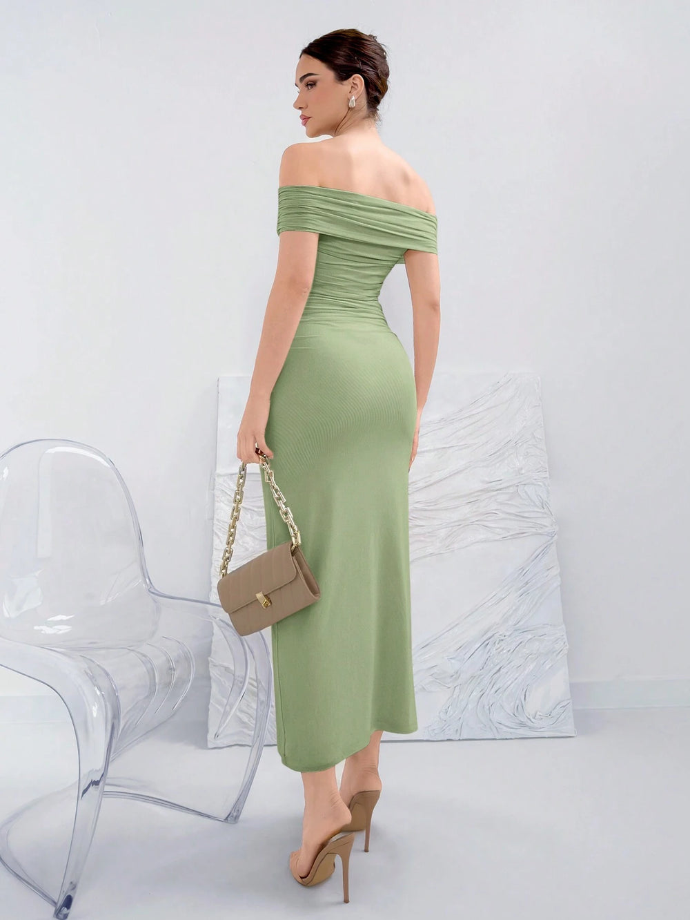 Vestido verde menta elegante estilo sirena hombros descubiertos.