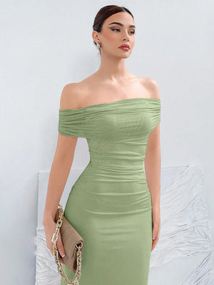 Detalle del escote fruncido del vestido verde menta.