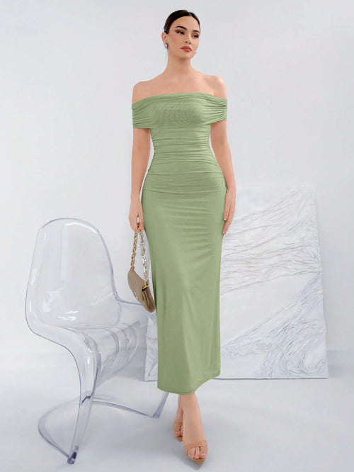 Vestido verde menta elegante estilo sirena hombros descubiertos.