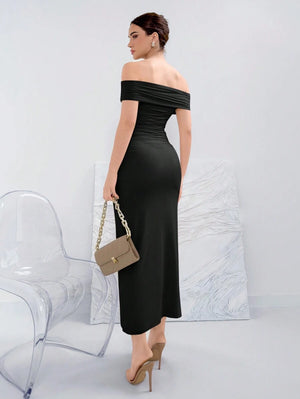 Primer plano del torso de un vestido negro ajustado con detalle fruncido y escote bardot.