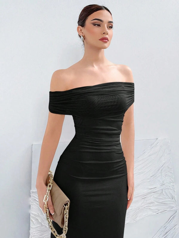 Vestido Negro Elegante Con Hombros Descubiertos