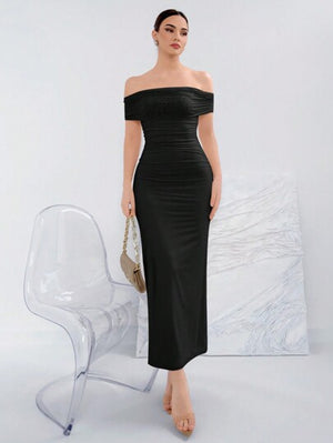 Vestido Negro Elegante Con Hombros Descubiertos