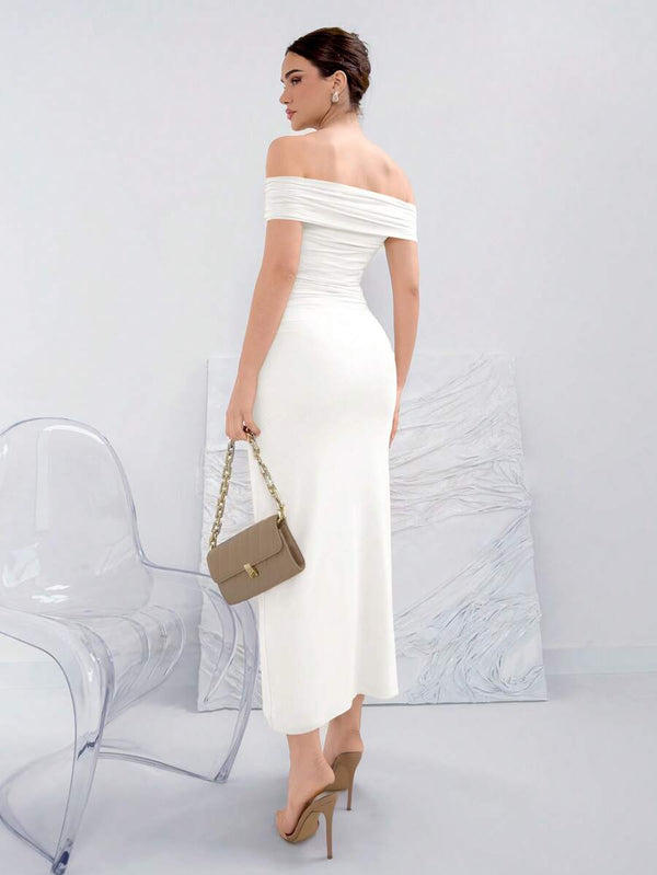 Vista de cerca del escote bardot de un vestido blanco elegante.