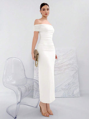 Silueta de un vestido blanco midi ajustado al cuerpo.
