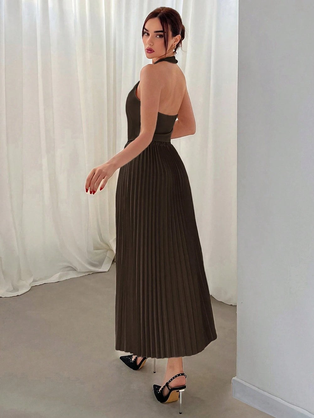 [Vista frontal del Conjunto Marrón Elegante con falda plisada larga.]
