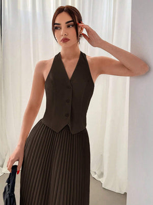 [Acercamiento al top halter con botones del Conjunto Marrón Elegante.]