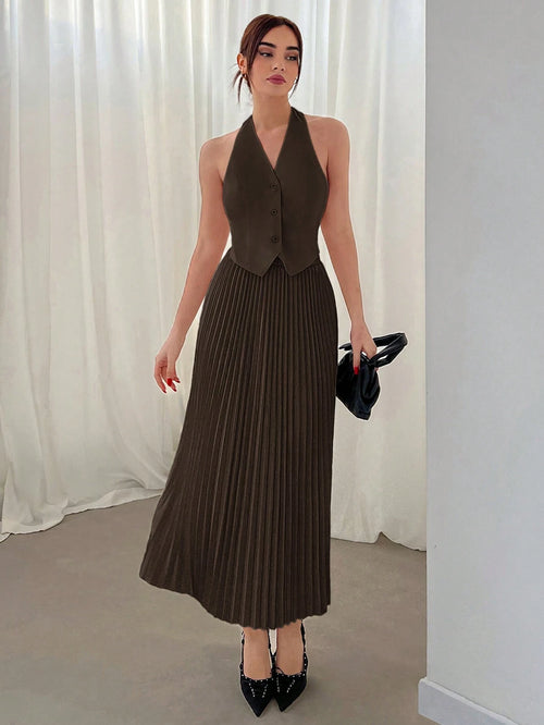 [Vista frontal del Conjunto Marrón Elegante con falda plisada larga.]