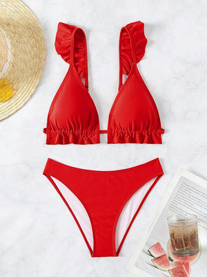 Detalle del top con volantes del bikini rojo.