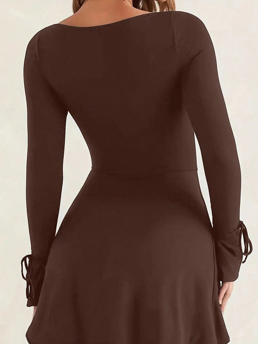 Imagen frontal: Vestido café casual mini con escote cuadrado y abertura lateral