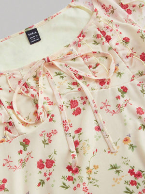 Vestido floral ajustado con talle alto y corte campana
