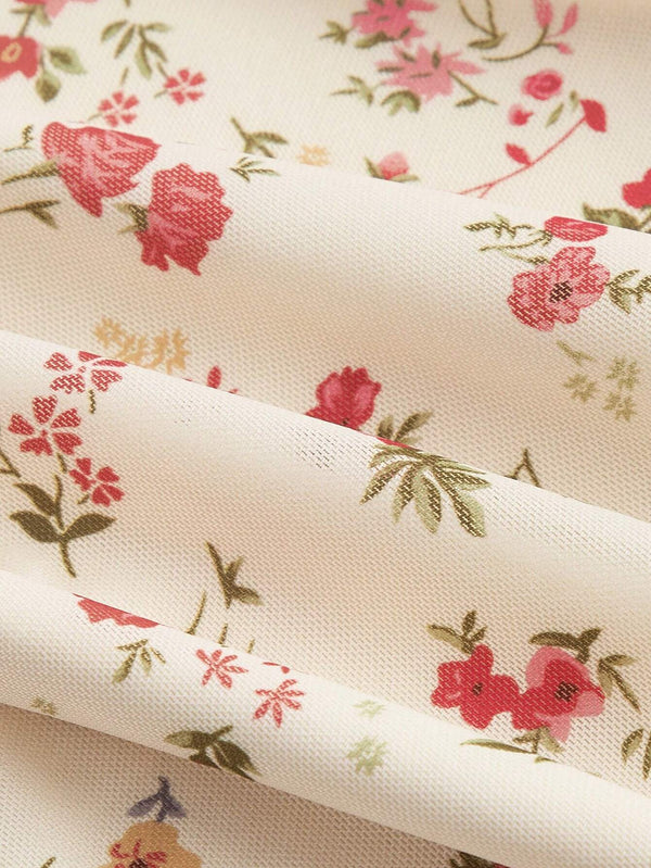 Detalle del estampado floral vintage en tela tricotada