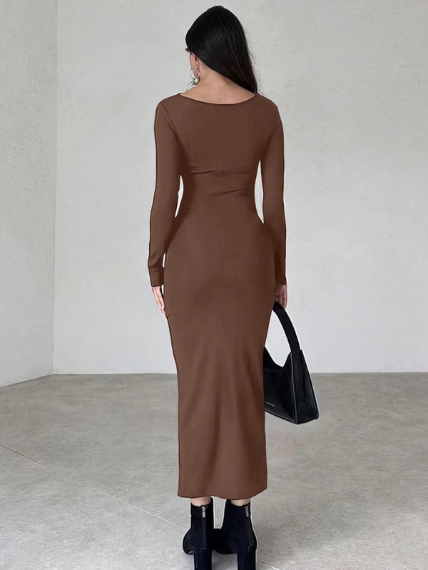 Parte trasera del vestido elegante café de corte lápiz.