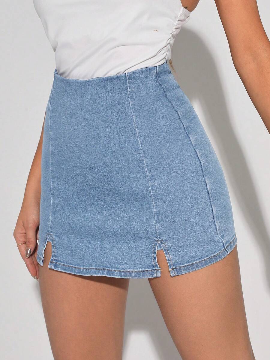 Vista frontal de una falda short de mezclilla celeste claro de talle alto.