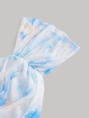 Detalle de la manga fruncida del vestido azul elegante