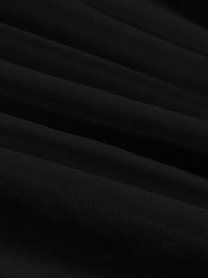 Textura de la tela tricotada del vestido negro elegante.
