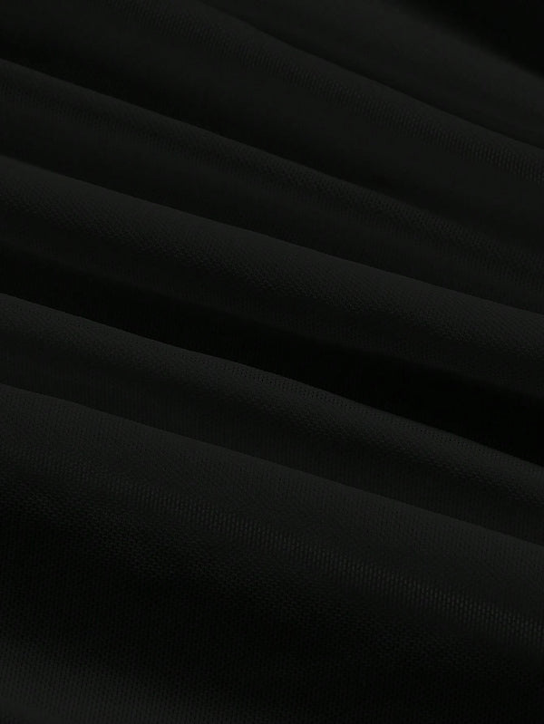 Textura de la tela tricotada del vestido negro elegante.
