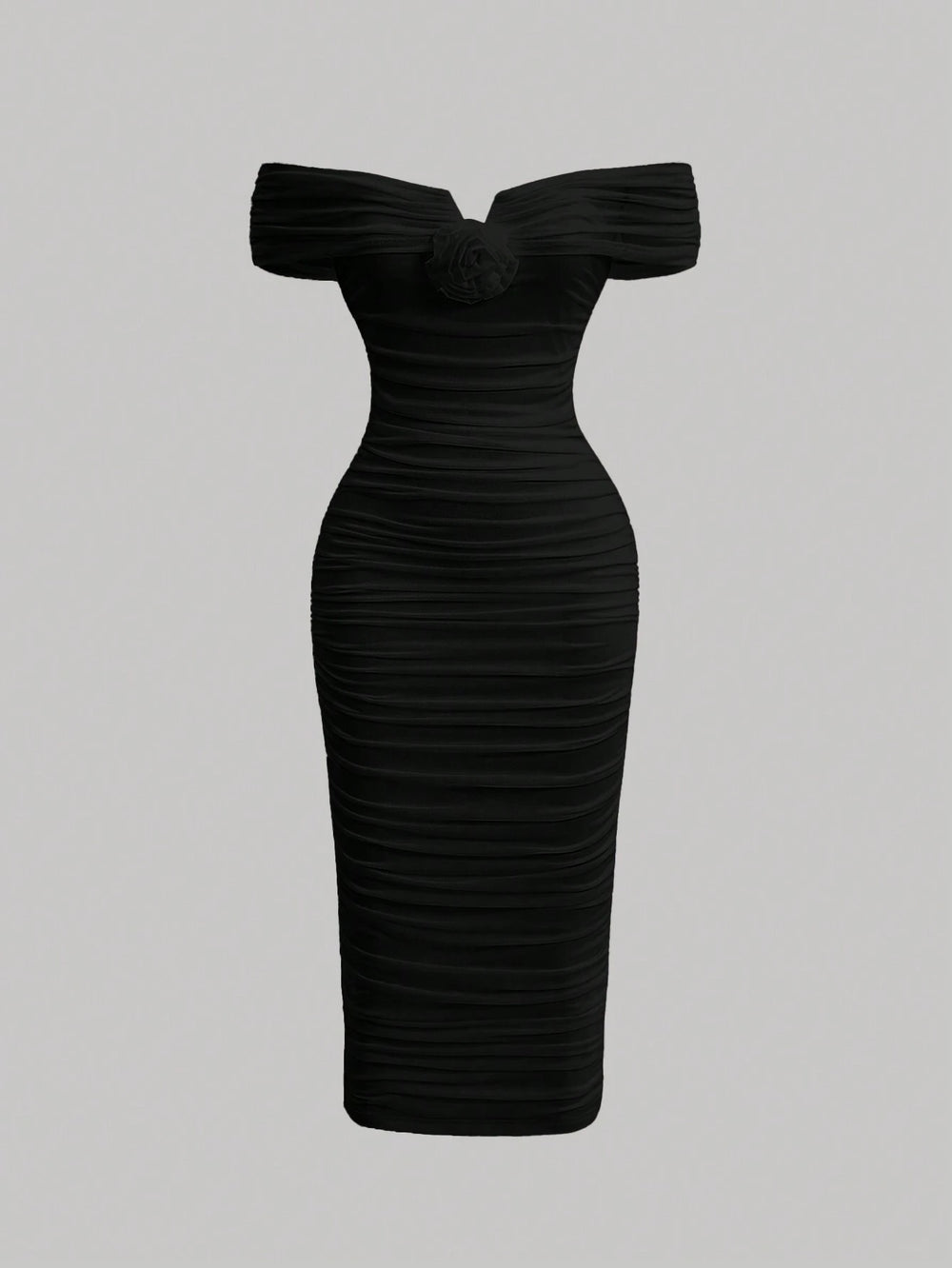 Vestido negro elegante de hombros descubiertos con diseño fruncido.