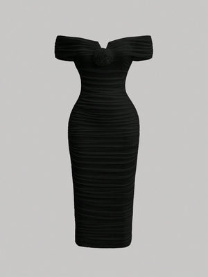Vestido negro elegante de hombros descubiertos con diseño fruncido.