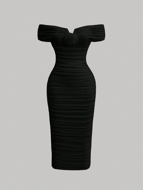 Vestido negro elegante de hombros descubiertos con diseño fruncido.
