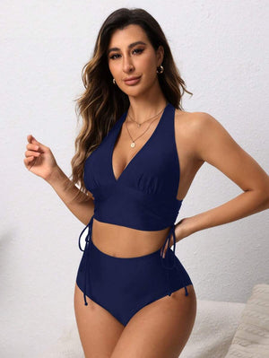 Traje de baño de dos piezas azul marino de estilo casual con espalda descubierta.